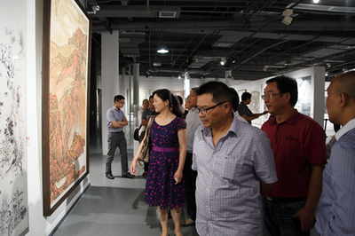 省文联文艺创作研讨会与会代表参观“2014四川美术作品展”，探索艺术创作新趋势